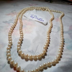Very long pearl necklace